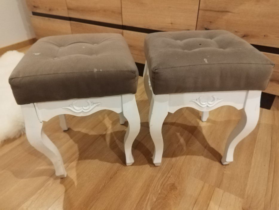 Dwie pufy pufa ludwik stylowe.