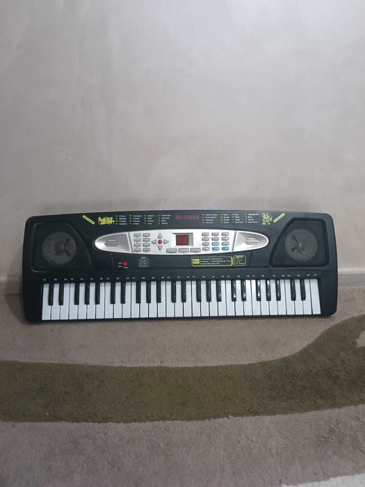 Продається синтезатор в хорошому стані.