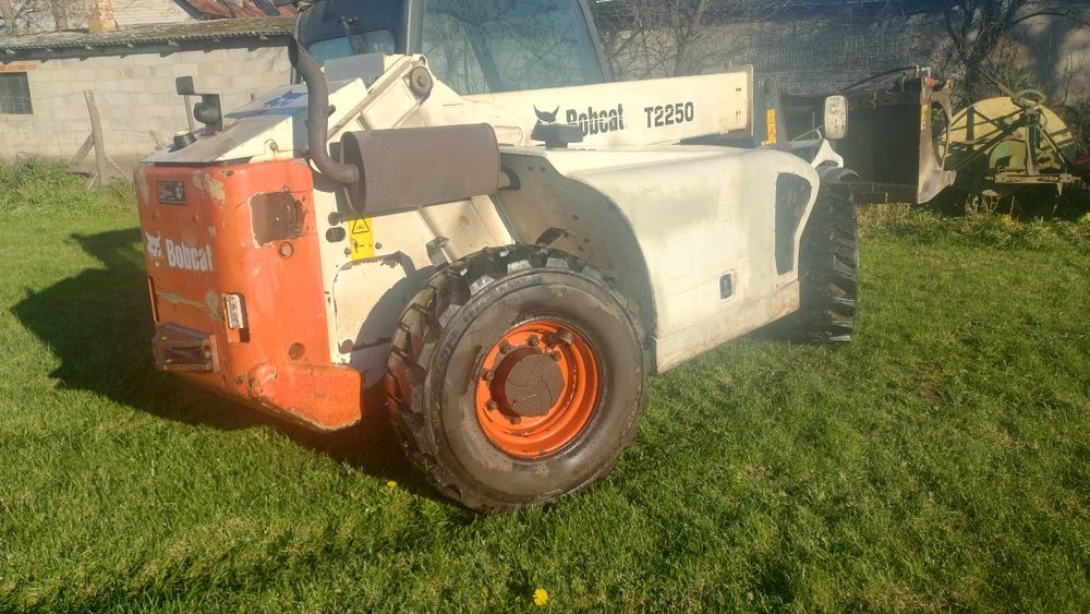 Ładowarka teleskopowa Bobcat T 2250 Massey Ferguson 9205