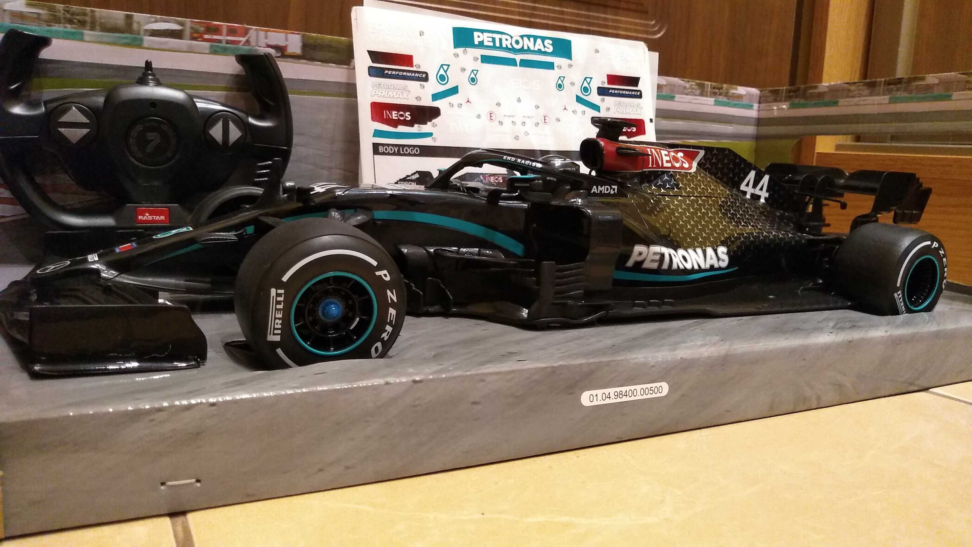 Samochód zdalnie sterowany Mercedes AMG F1 W11 EQ performance skla1:12