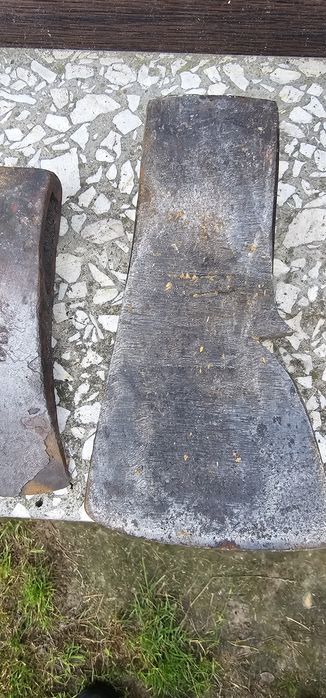 Stara siekiera sygnowana
