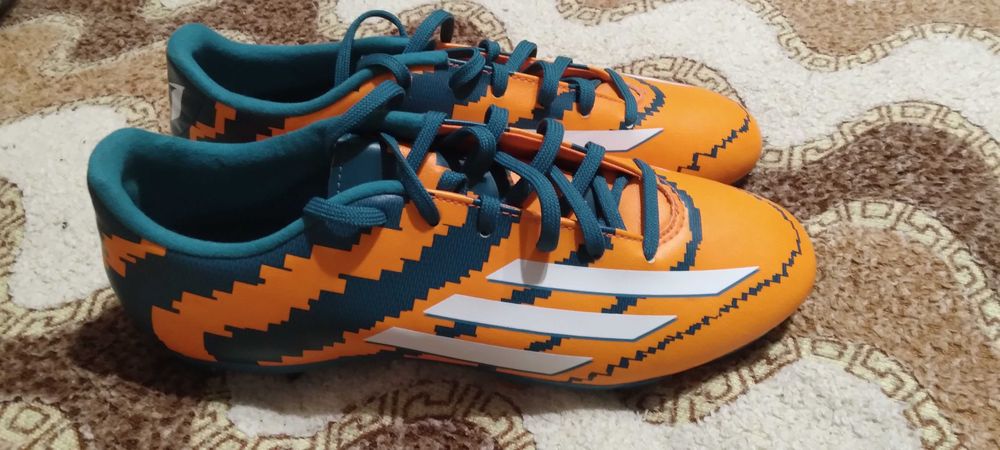 Нові футбольні бутси адідас