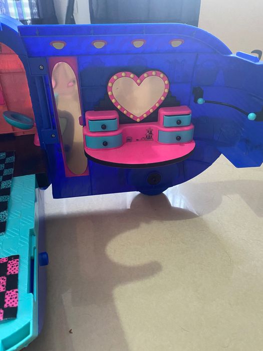 Auto caravana Lol com oferta de boneca LOL