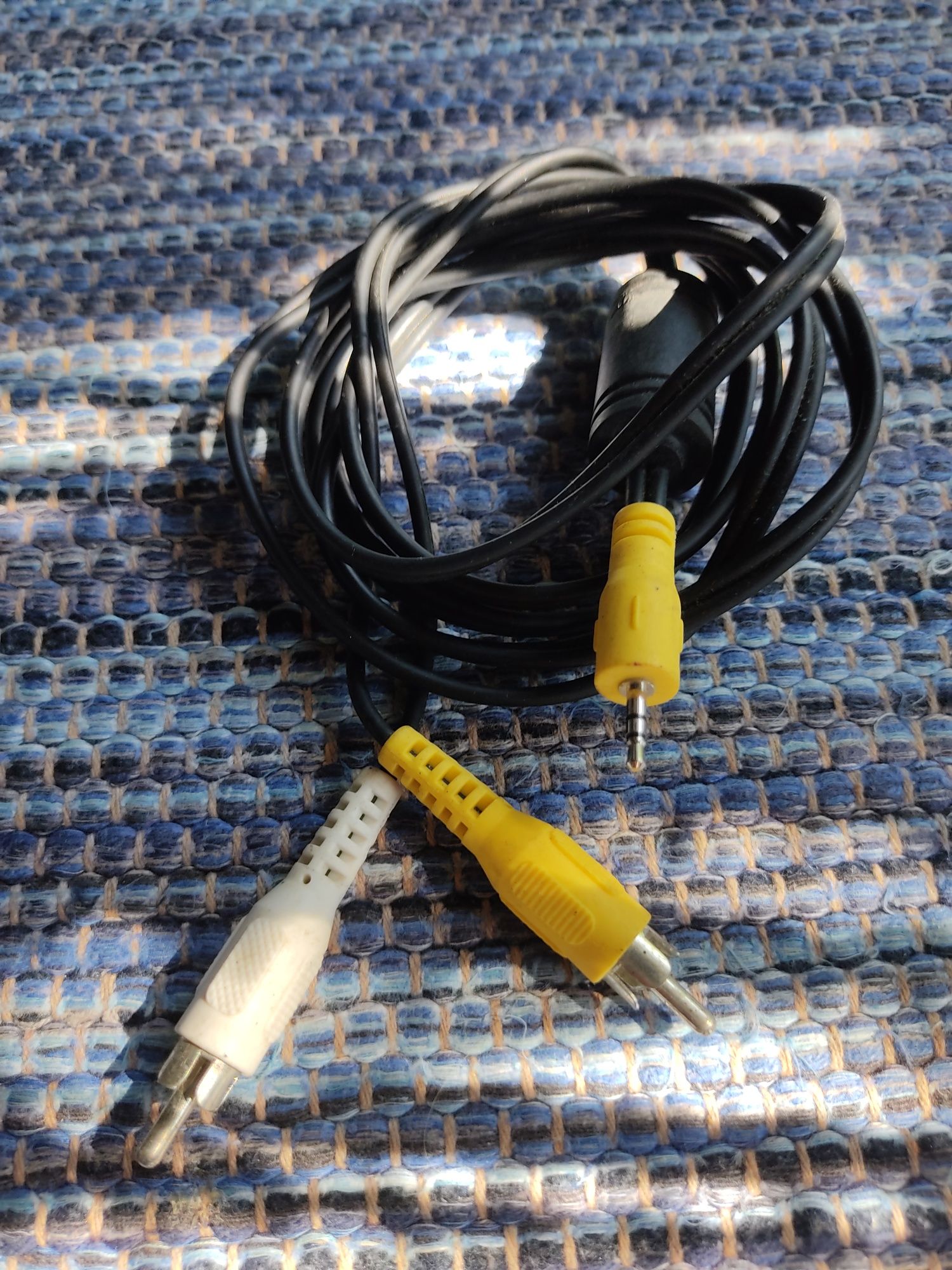 cabo RCA, com três conectores.