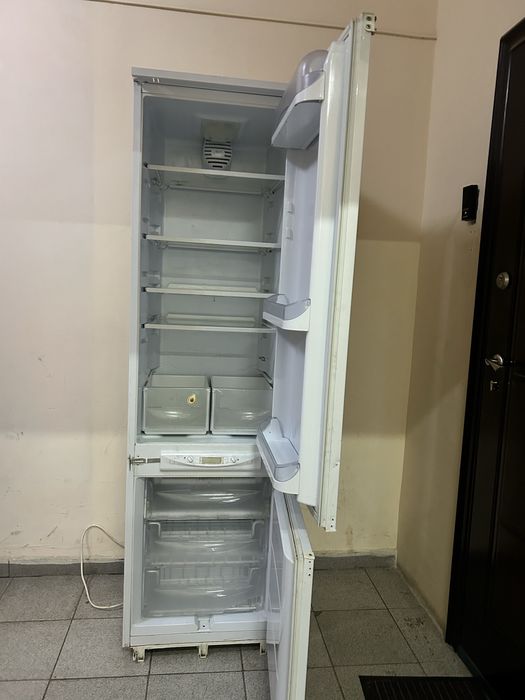 Вбудованмй холодильник ARISTON OPERA