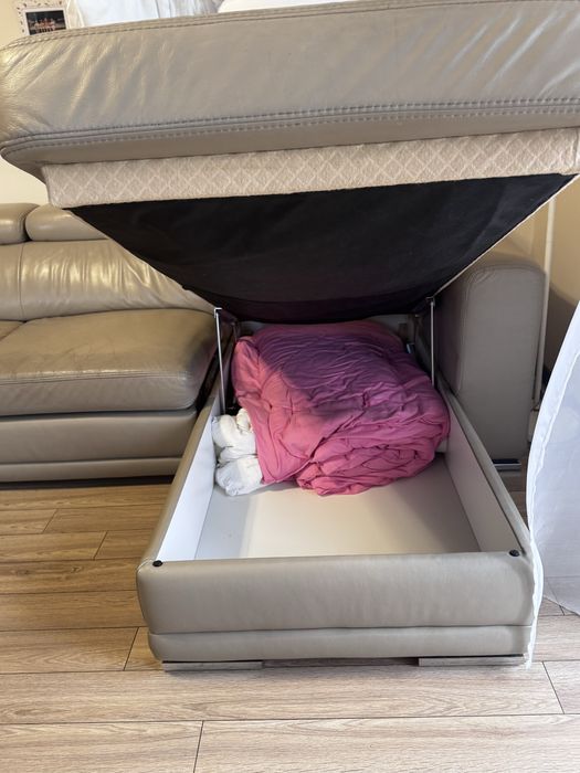 Skórzany narożnik kanapa z funkcja spania i pojemnikiem