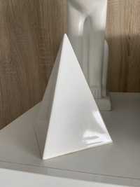 Biała szklana Piramida figura ozdoba
