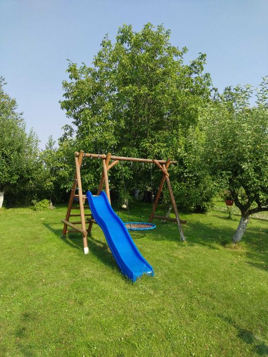 Huśtawki i zjeżdżalnia ogrodowa
