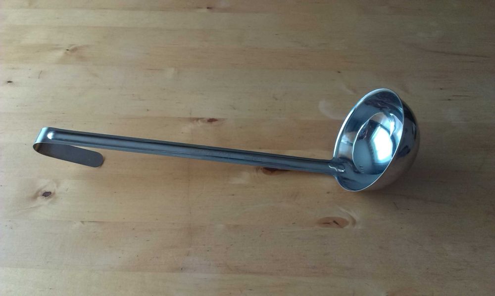 Duża łyżka wazowa / chochla ze stali nierdzewnej.