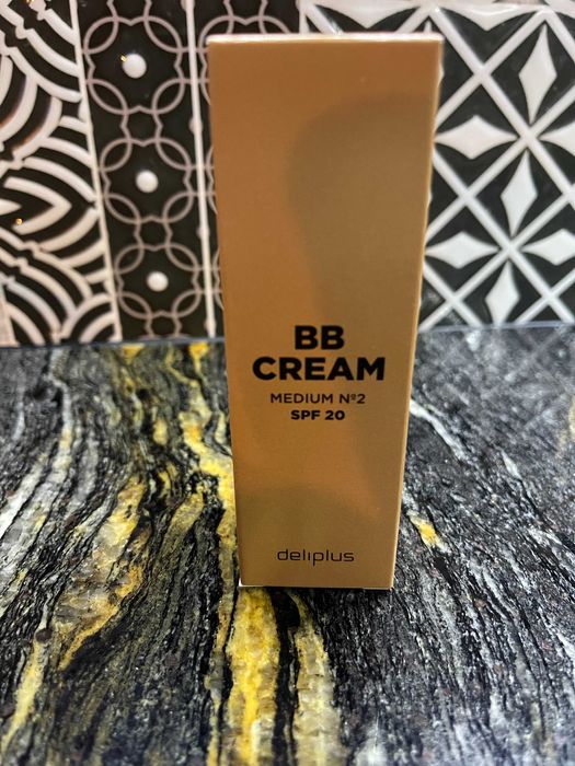 Krem BB nawilżający do twarzy  02 średni SPF 20. Deliplus