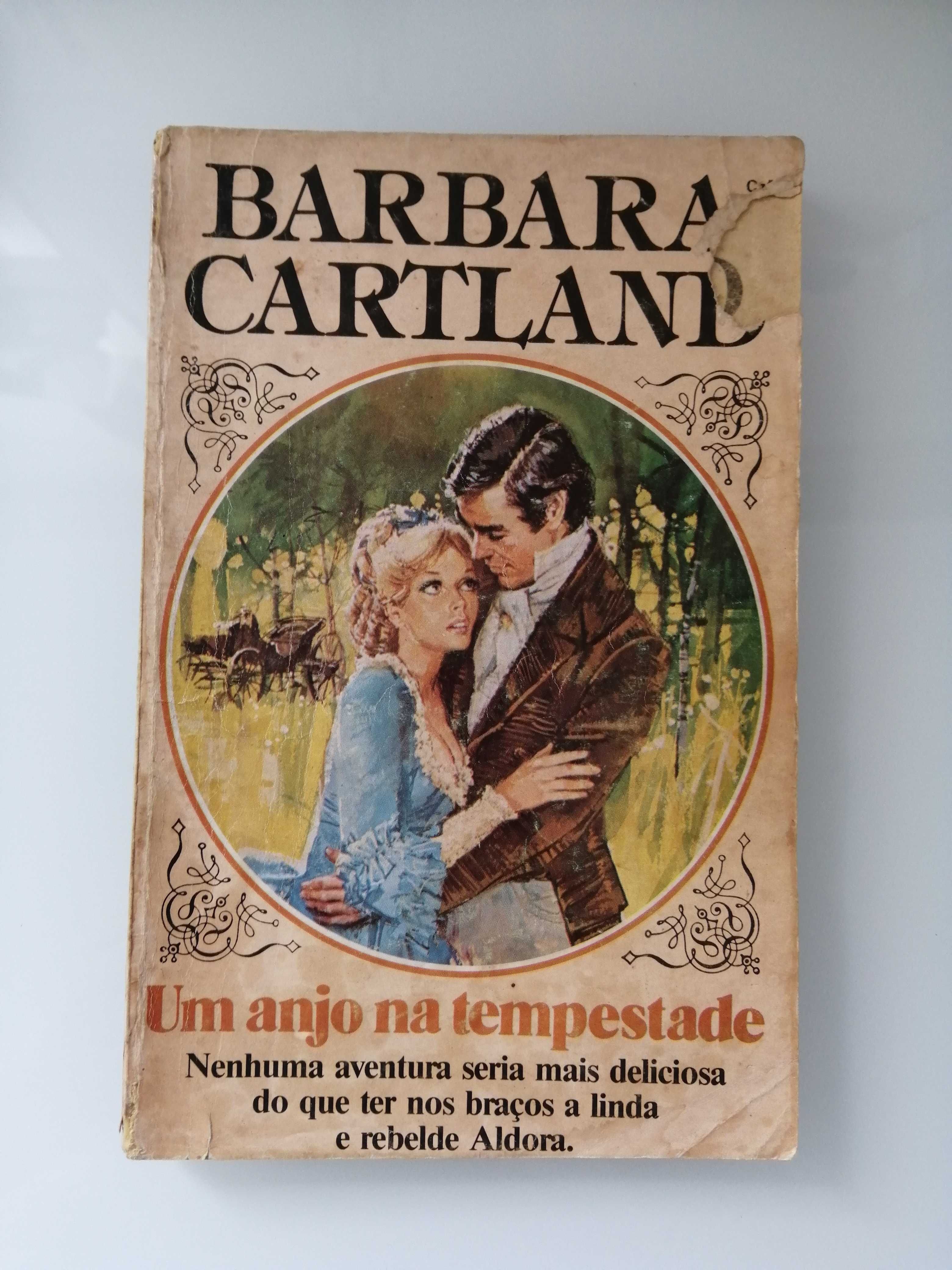 Livros de romance "Sabrina" e "Cartland"