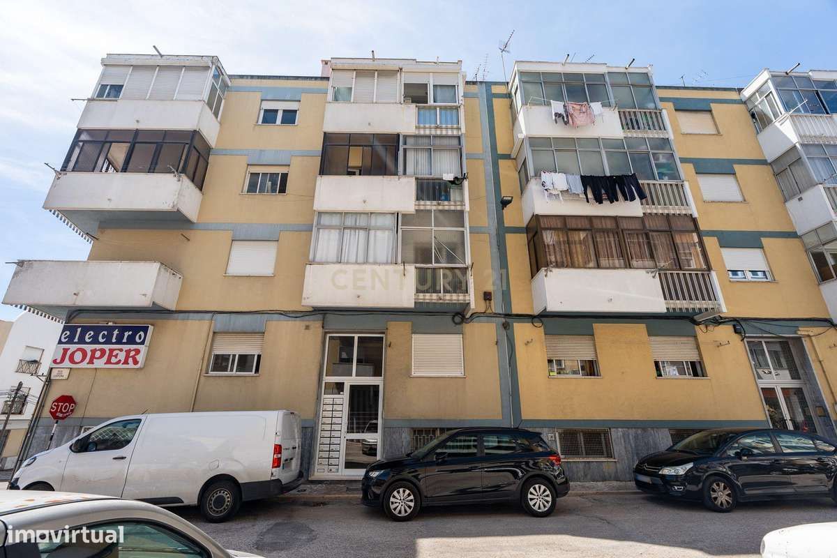 Apartamento T1 em Corroios com Luz Natural e Boa Localização