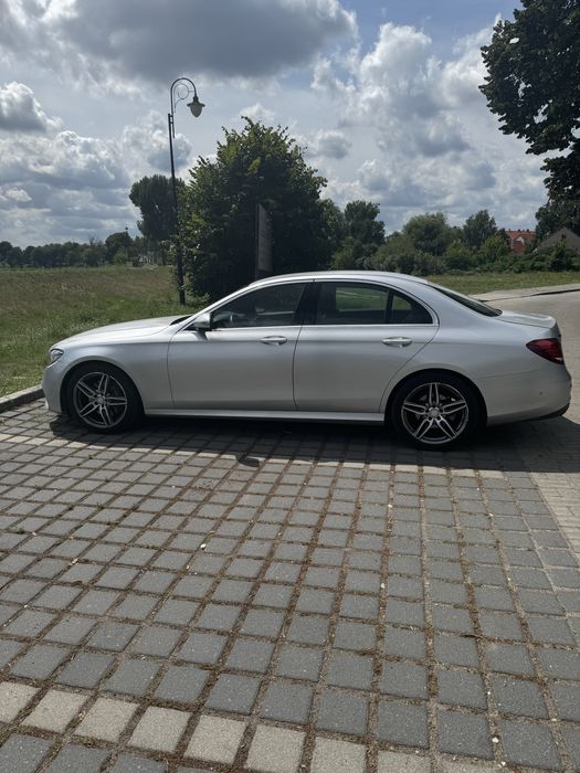 Mercedes-Benz Klasa E 220 d T 9G-TRONIC AMG Line