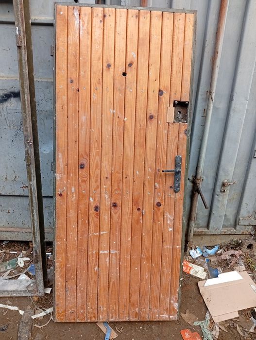 Вхідні двері металеві