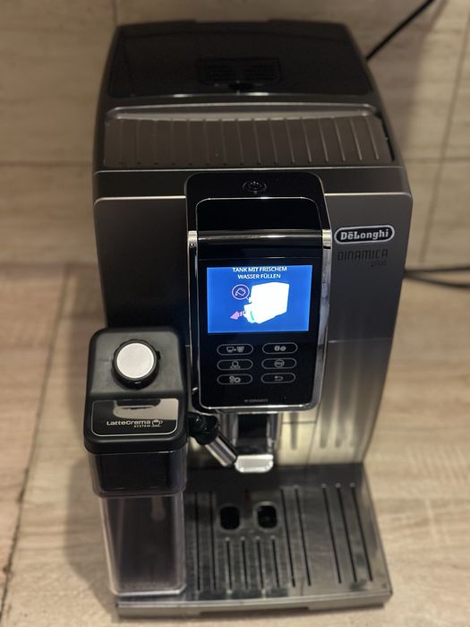 Кавомашина Delonghi Dinamica Plus  стан нової кавомолка  Delonghi