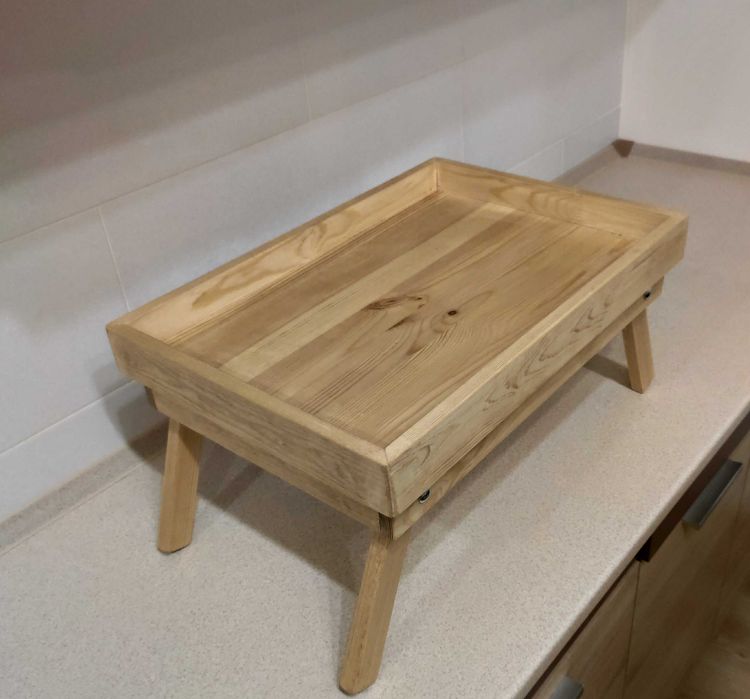 Столик для ноутбука. Столик для завтрака в постель на ножках