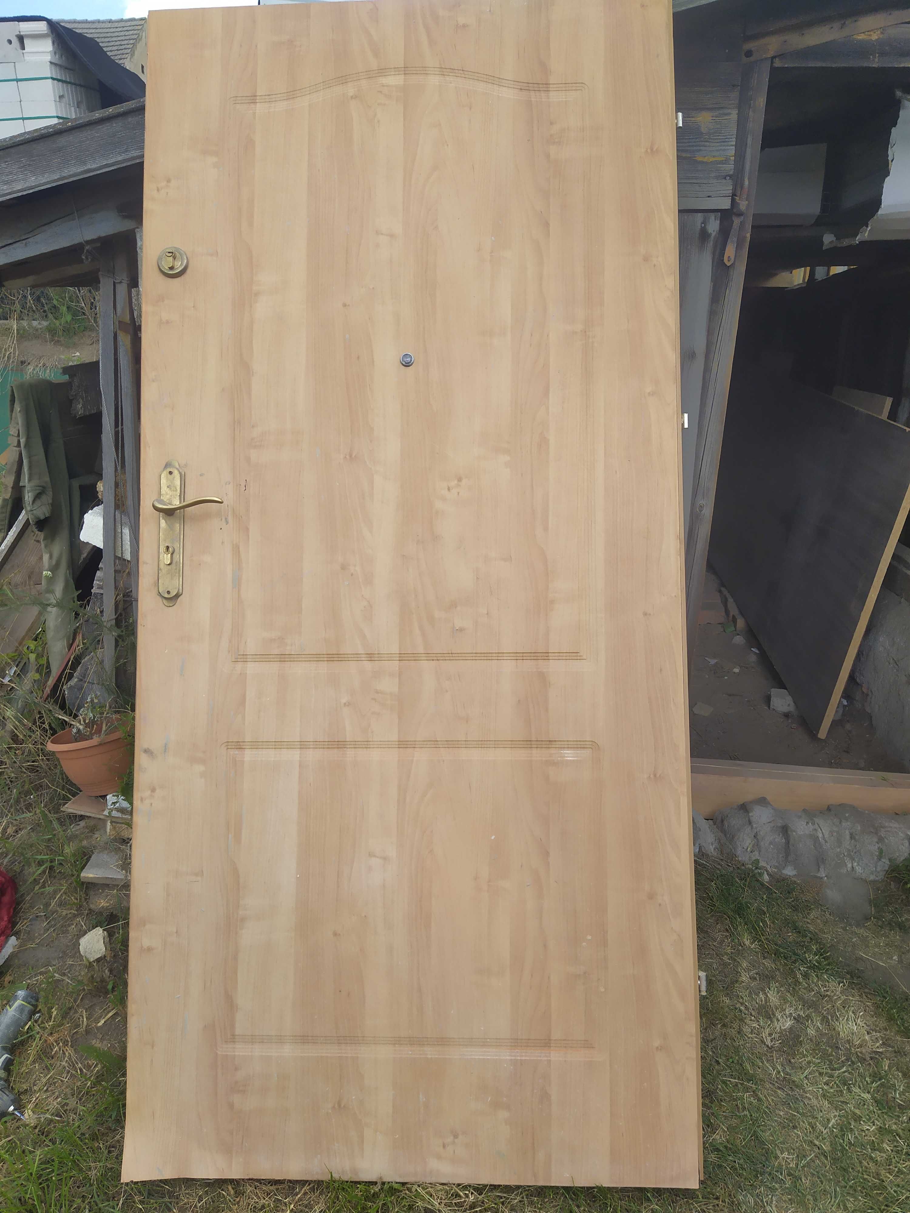 Drzwi porta wewnątrz klatkowe z ościeżnica i zamkiem