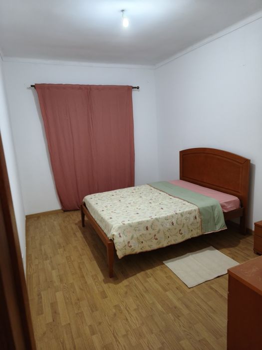Quarto Individual Mobilado com Cama de Casal em R/C Alto – Setúbal