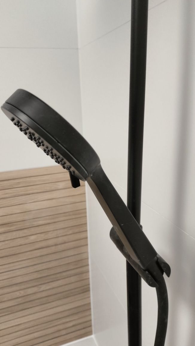 Zestaw natryskowy z baterią termostatyczną TREVI BLACK
Zest