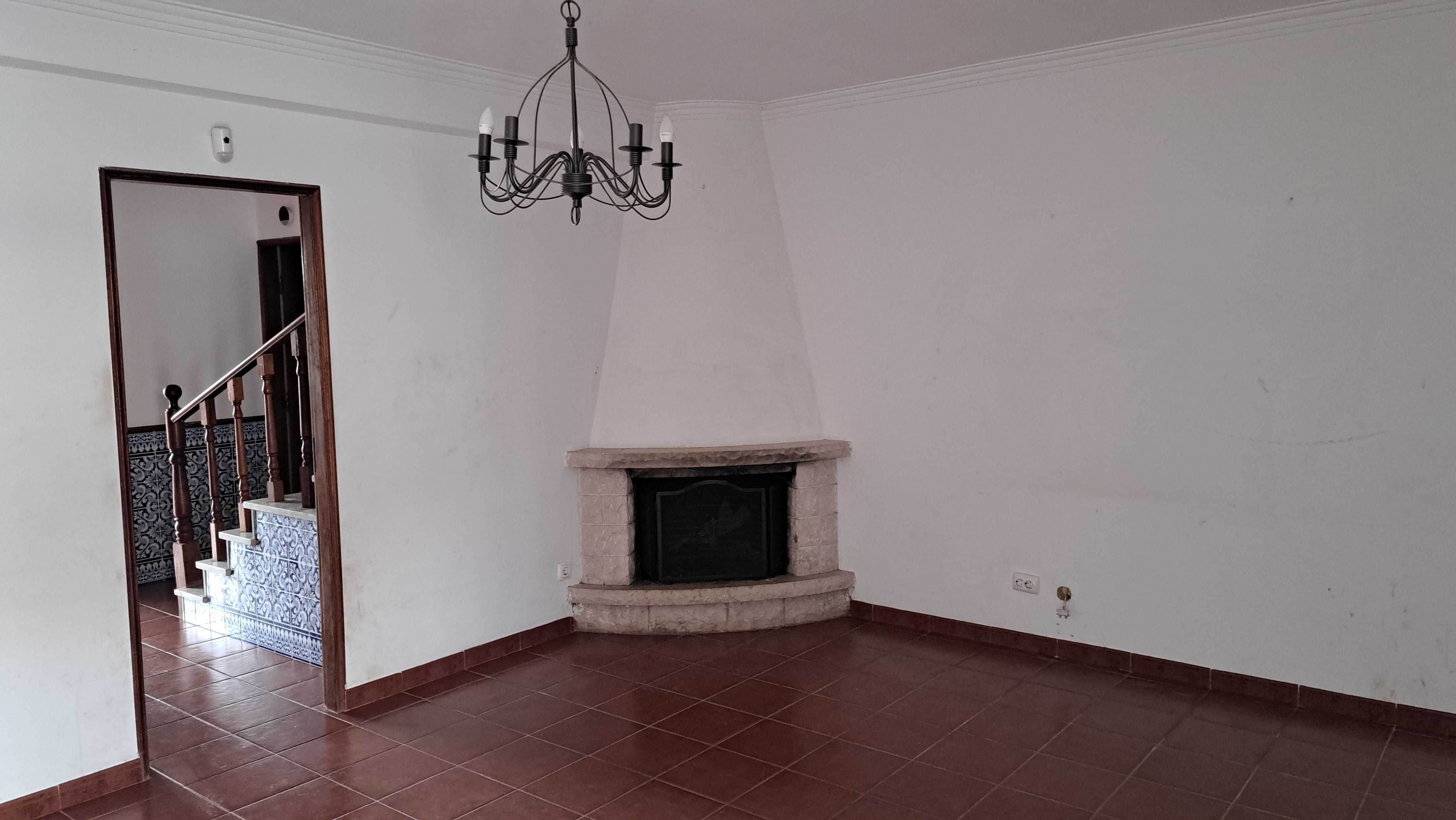 Vendo Vivenda de 3 Pisos com Quintal em Corroios