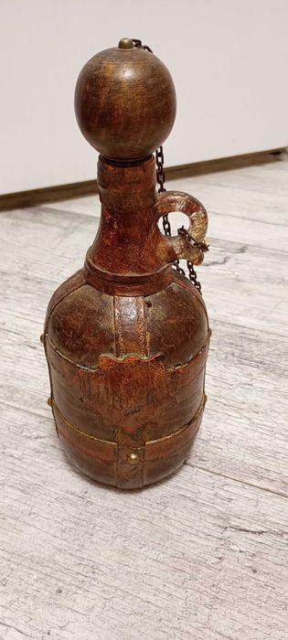 Kolekcjonerska butelka w skórzanej oprawie