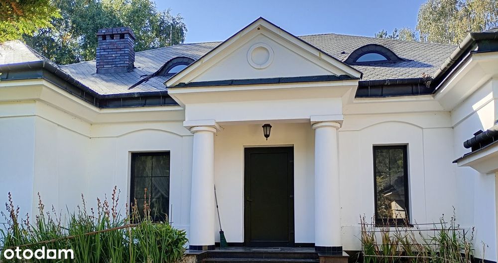 Dom w stylu dworku polskiego z dużym ogrodem i garażem na 2 samochody