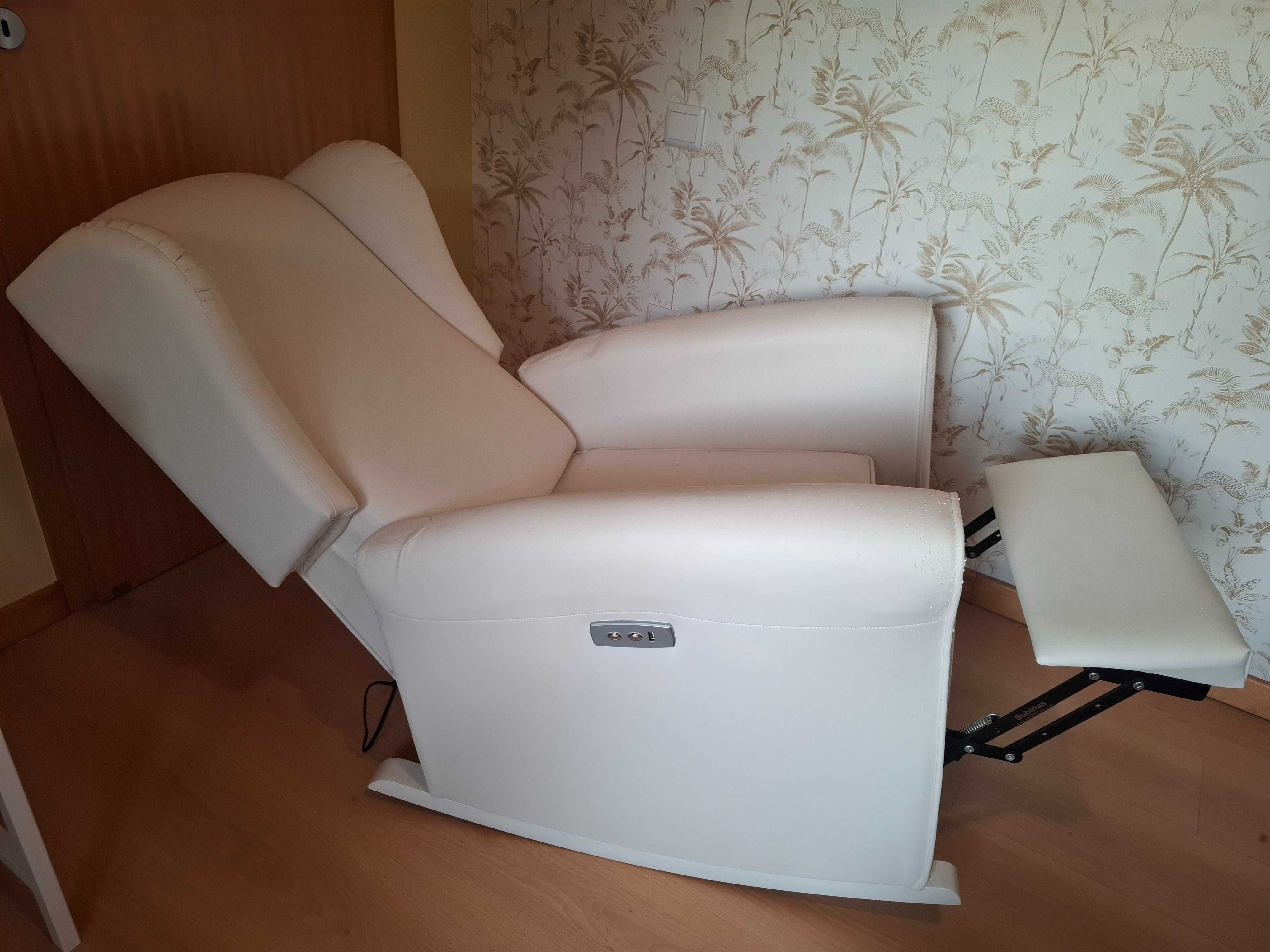 Poltrona de Amamentação / Recliner com Apoio de Pés — Polipiel Bege