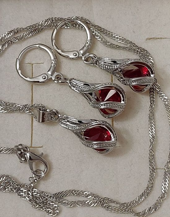 Srebrny Komplet biżuterii czerwone oczko