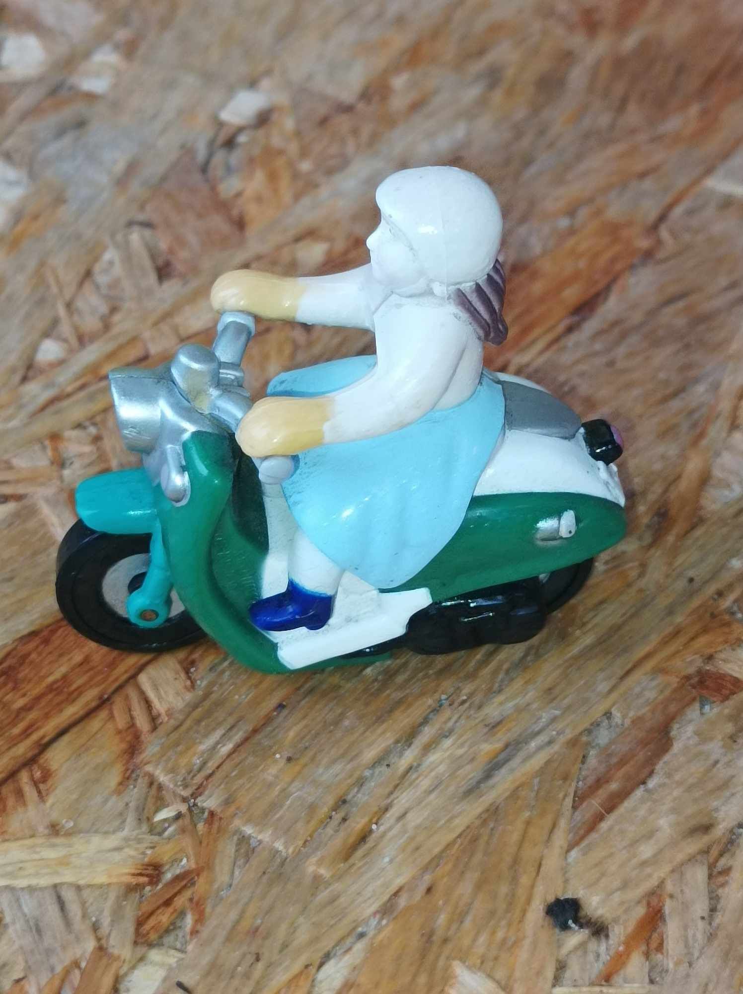 Stara vintage figurka kobieta na skuterze
