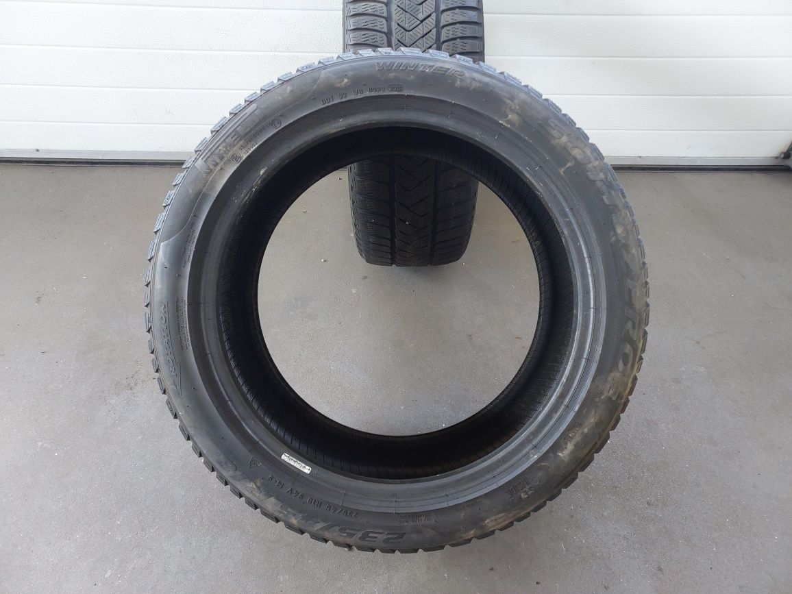 2 opony zimowe Pirelli 235/45/18 94V