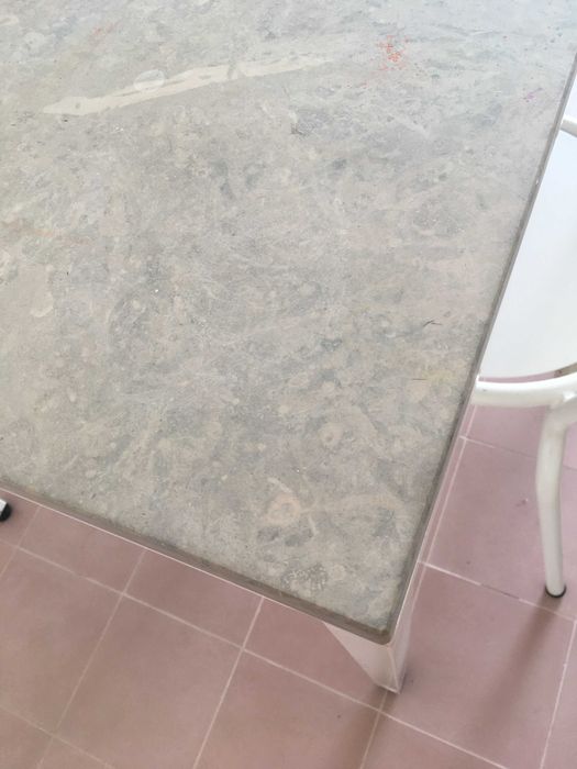 Mesa de jantar em metal e pedra natural