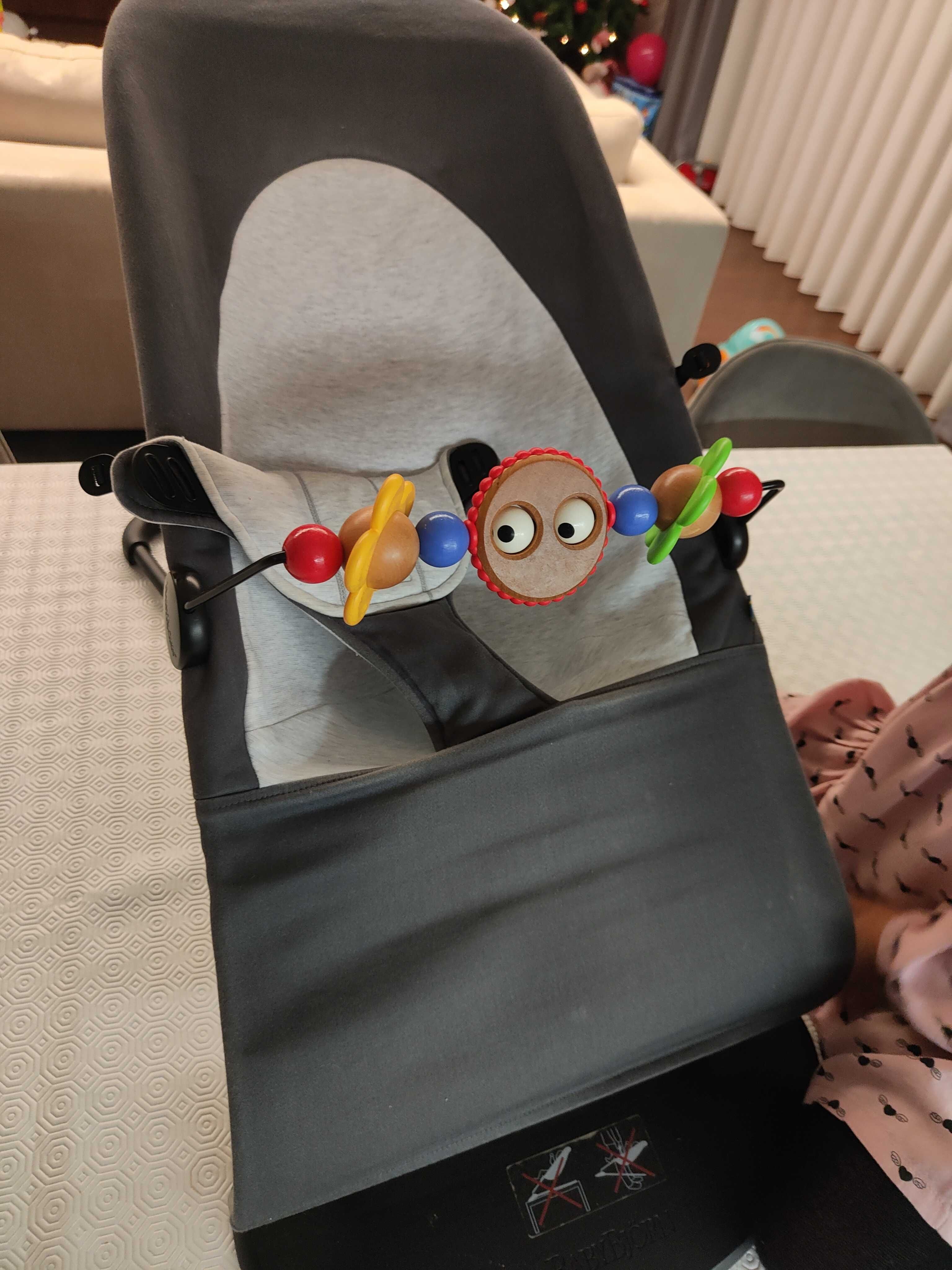 Espreguiçadeira BabyBjorn Balance Soft com brinquedo