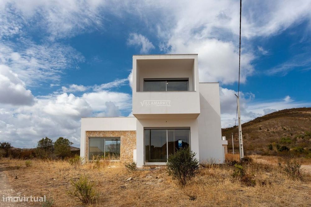 VILLA V3 composta por 2 andares com 435 m2 de terreno situada em Cotov