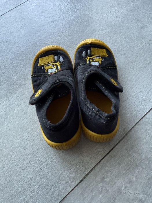 Czarne kapcie chłopięce rozmiar 23