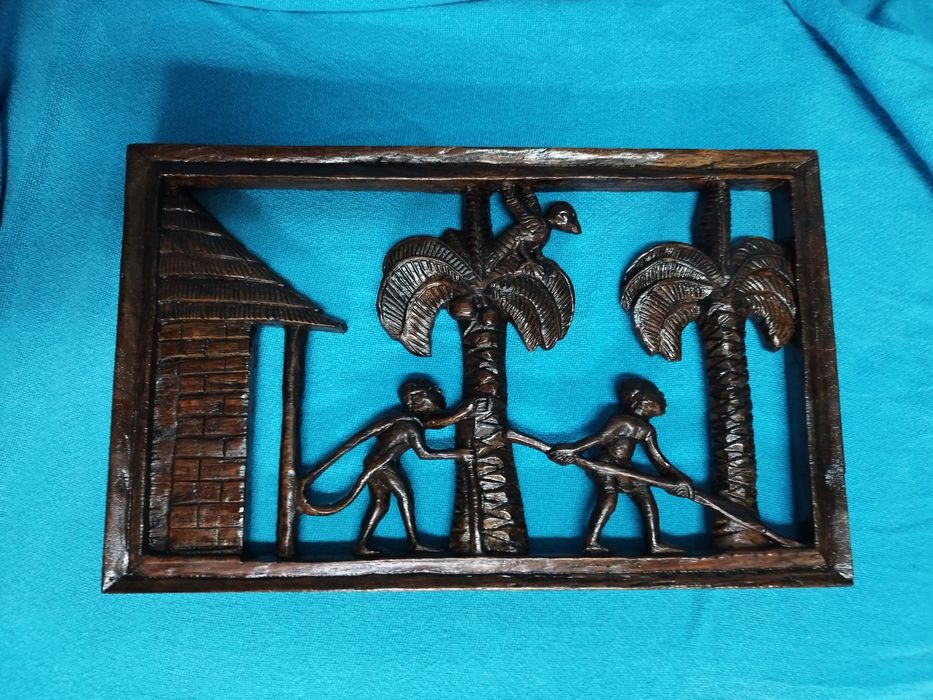 Quadro esculpido em madeira. Artesanato africano