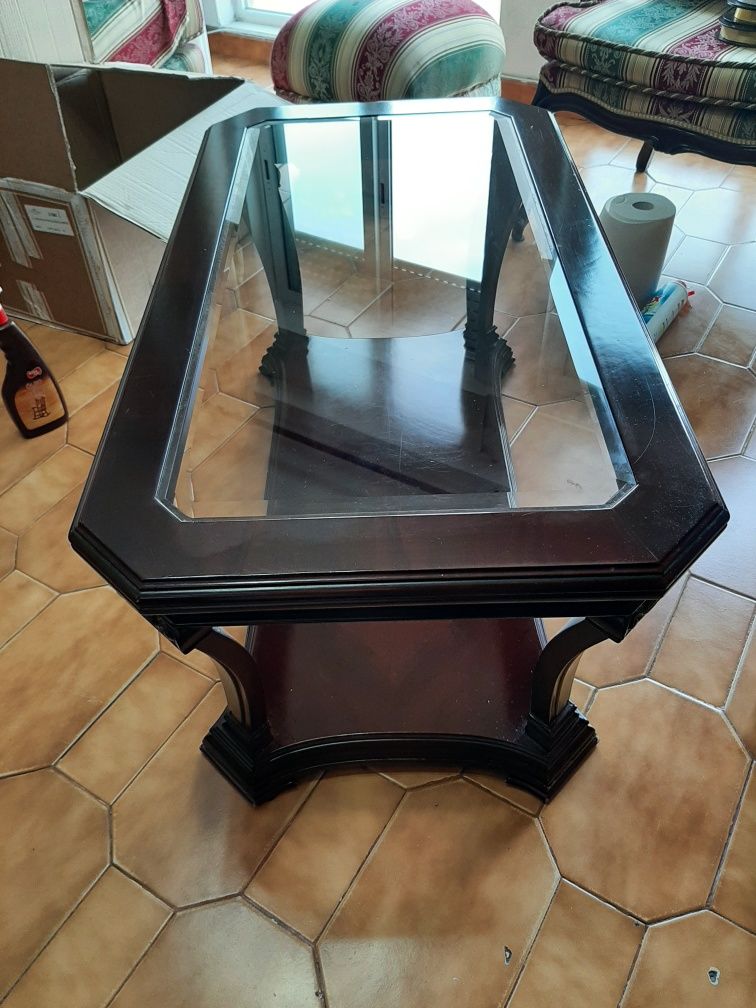 Mesa de centro em madeira maciça com tampo em vidro