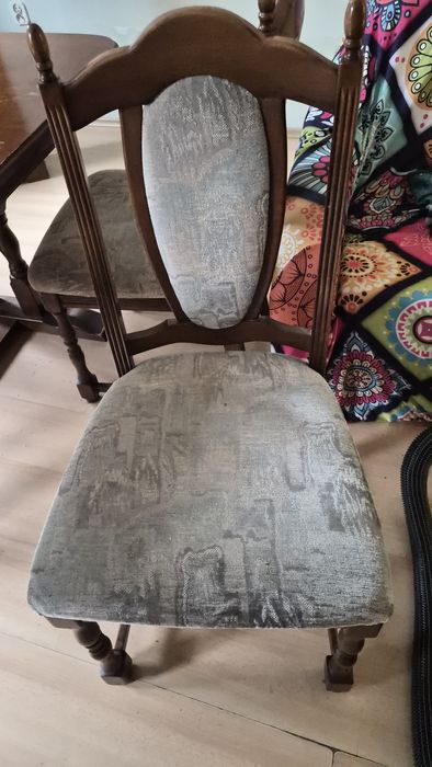 12 drewnianych krzeseł