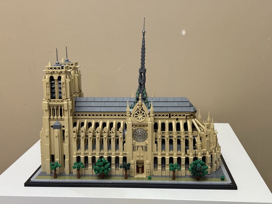 Лего Нотр-Дам-де-Парі 21061 (4383 деталі) Lego Notre-Dame de Paris
