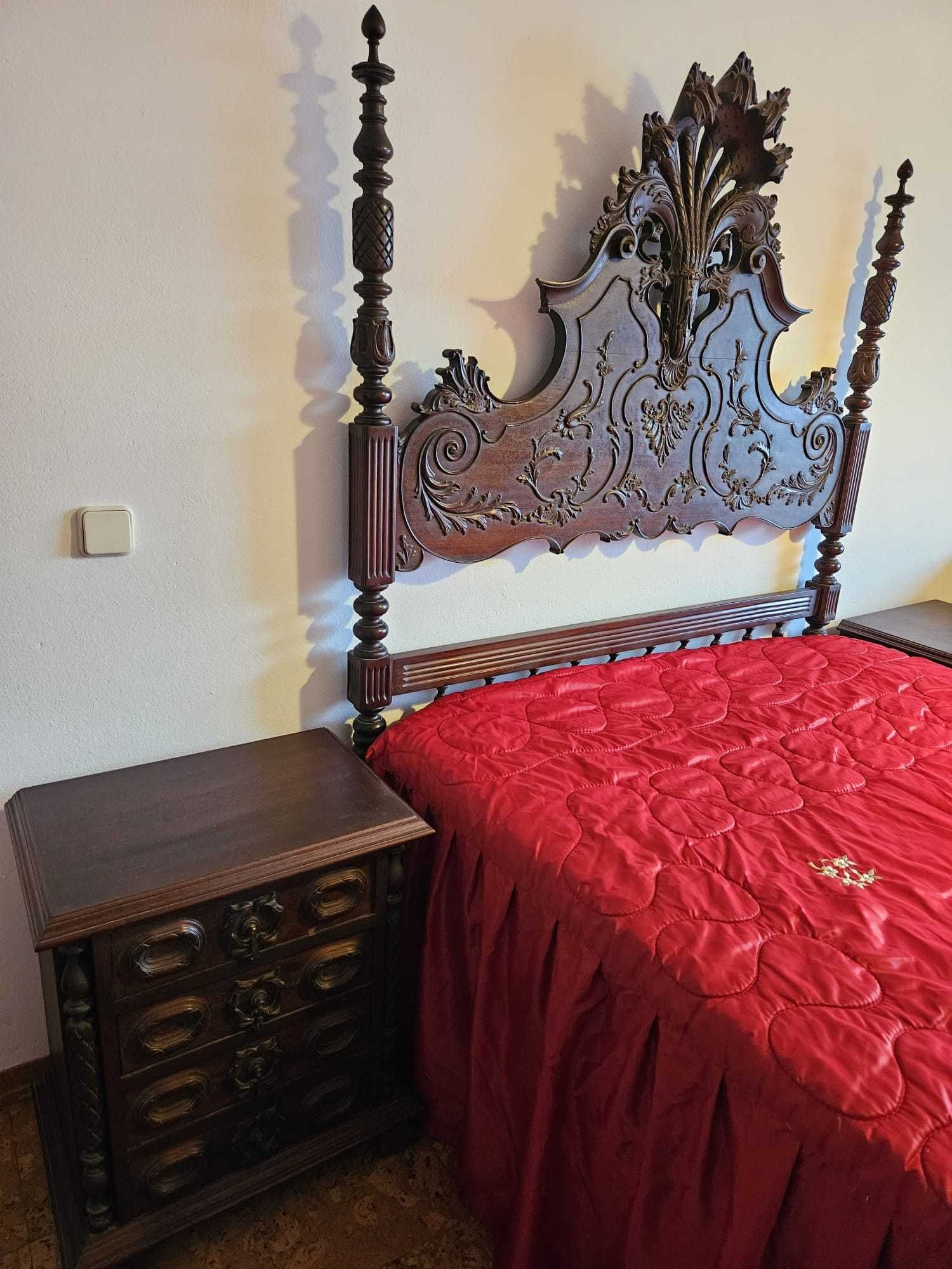 Mobília de quarto em Madeira trabalhada antiga