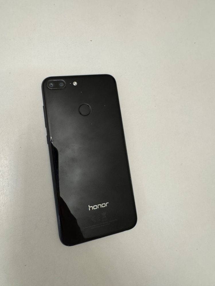 Телефон honor глянець кришка чорного кольору