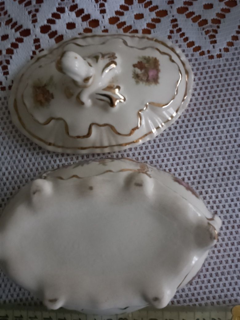Śliczna bombonierka z porcelany.