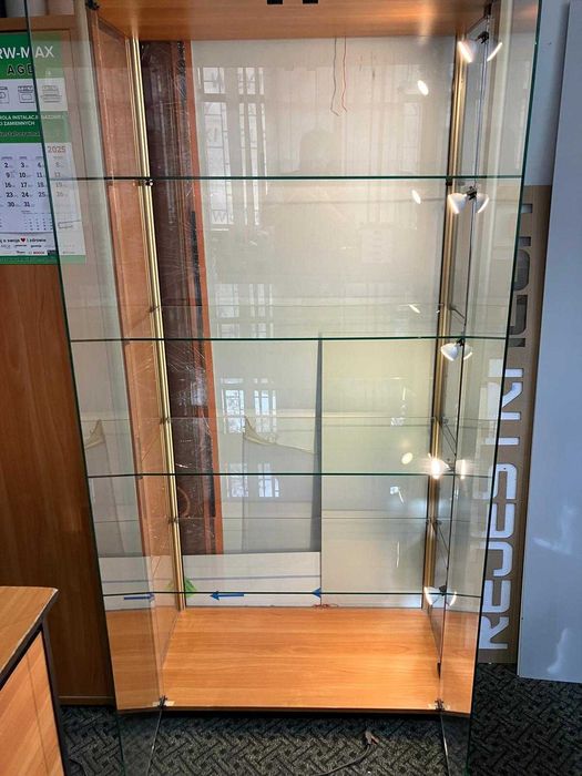 Witryna szklana podświetlana LED