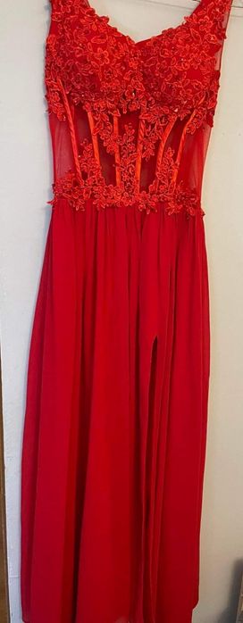 Długa czerwona sukienka z rozcięciem