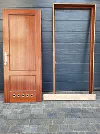 Drzwi drewniane brązowe do łazienki