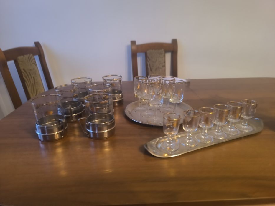 Stare szklanki i kieliszki