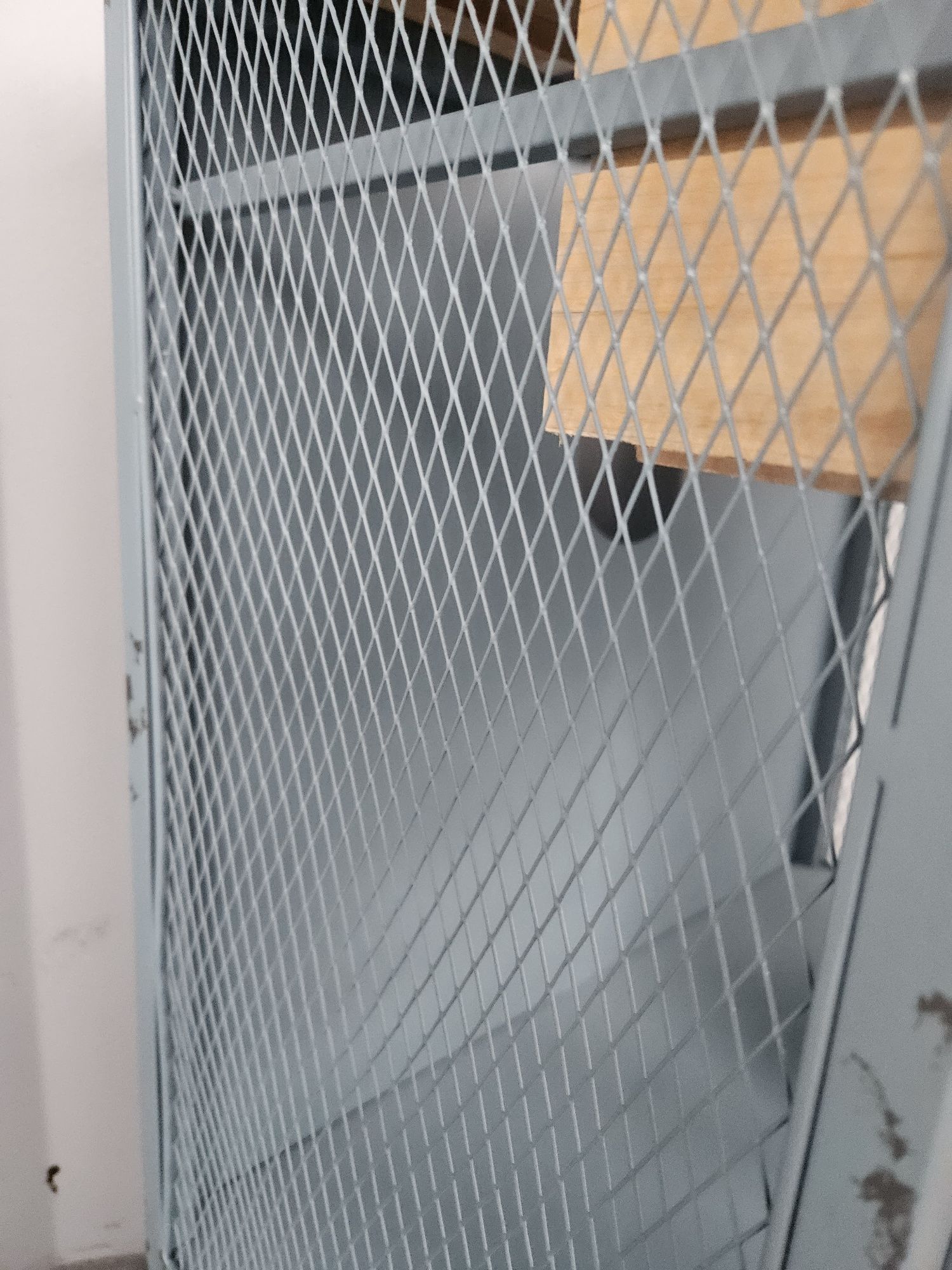 Industrialna niebieska szafka pod umywalkę z siatką