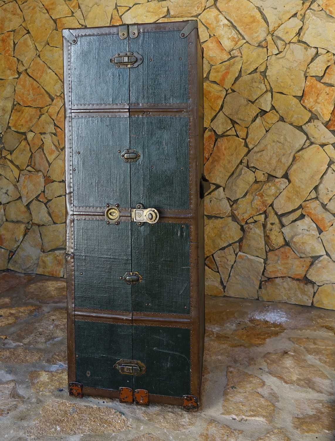 Baú de guarda-roupa