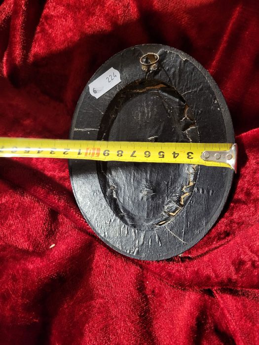 Zabytkowy krzyż w starej ramie za szkłem