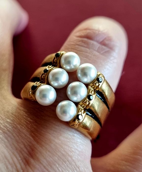 Anel dourado e preto, em aço, com 6 pérolas e 6 pedrinhas pretas. T18