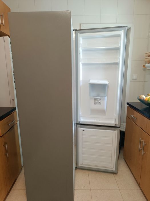 Frigorífico Electronia com dispensador de água
